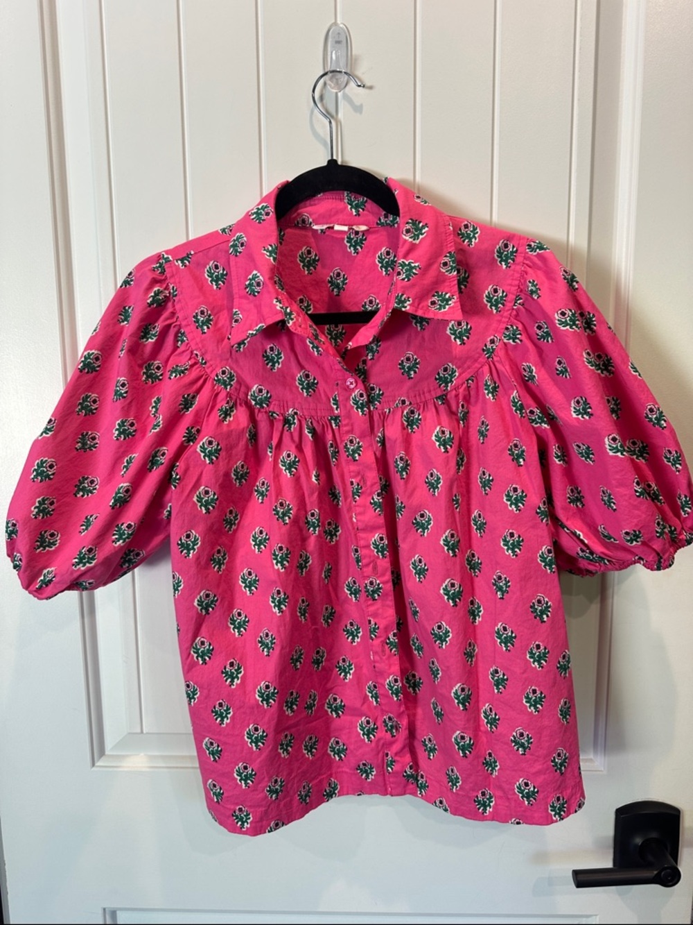 crown & ivy Pink Button-Down Puff Sleeve Shirt with Green Floral Print